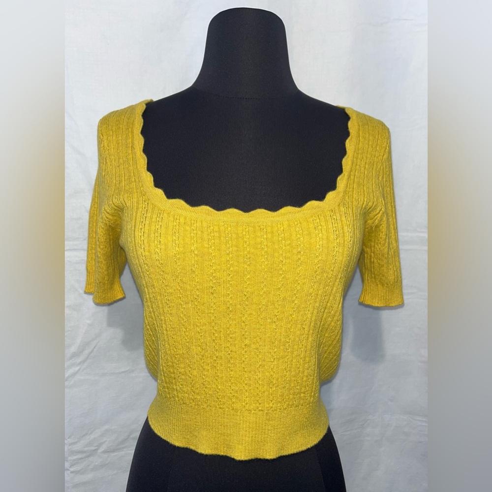 Weekend Los Angeles Knit Top with Scalloped Edge Size S